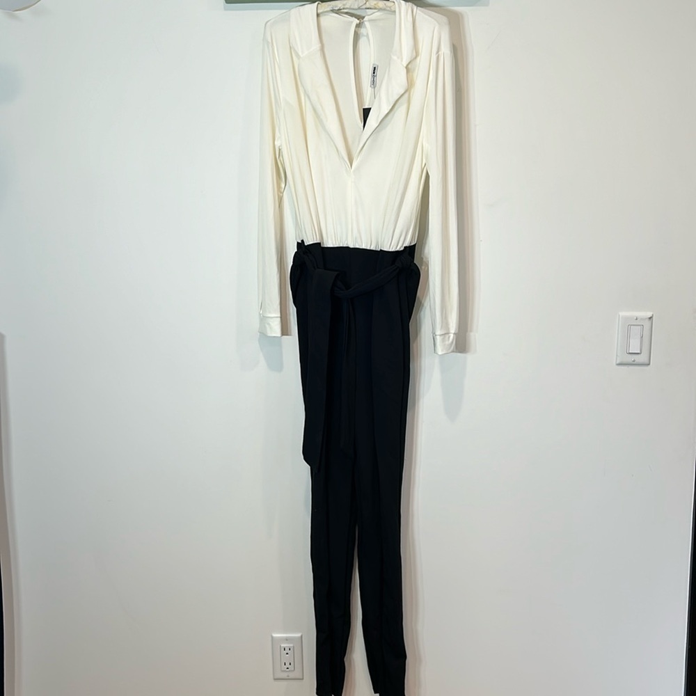 Fashion nova business babe contrasting black and white V-neck jumpsuit XL